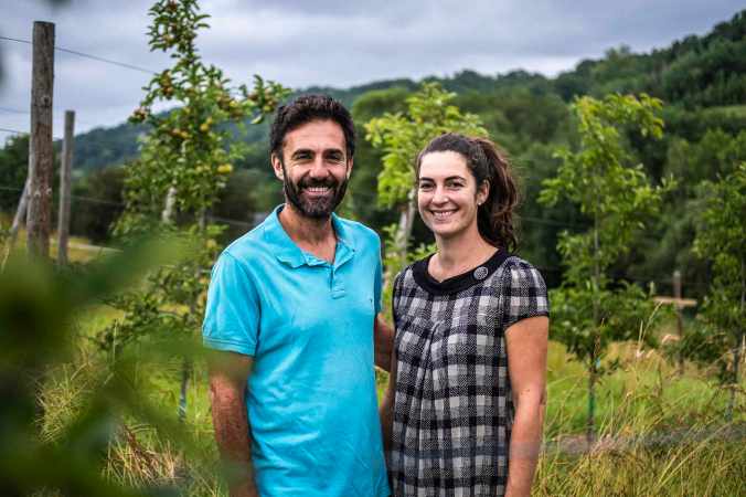 Pauline et Julien Prouane dans leur verger